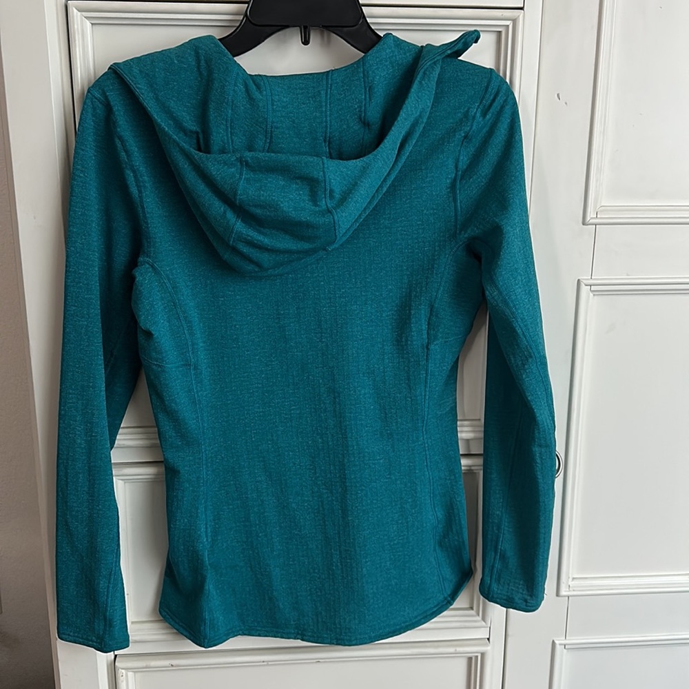 Patagonia teal hoodie, worn once, size small, euc - Picture 3 of 3